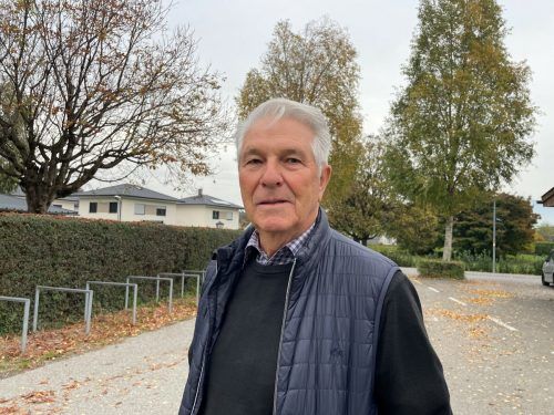 Hans-Dieter Grabher, 77 damals Präsident des EHC Lustenau.Wir erlebten damals eine noch nie dagewesene Sternstunde des Vereins. Wir waren Aufsteiger, zum zweiten Mal in der Bundesliga. Wir wollten nicht mehr der Prügelknabe sein wie bei unserem ersten Auftritt in der höchsten Spielklasse. Die Basis dafür legte natürlich unser Trainer Gerhard Kießling, den wir verpflichten konnten. Unsere grandiosen Legionäre beobachteten wir in Übersee vor Ort. Wir trafen die richtigen Entscheidungen, obwohl uns das Jahr finanziell etwas in Schwierigkeiten brachte. Aber der EHC begeisterte damals ganz Lustenau.