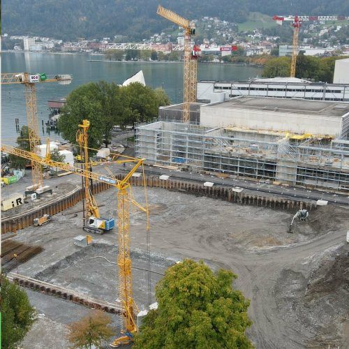 Wo früher die Sportwiese war, klafft mittlerweile ein Riesenloch. Rund 35.000 Kubikmeter an Aushubmaterial wurden für Aufschüttungen bei der Pipeline verwendet.    O & S bau