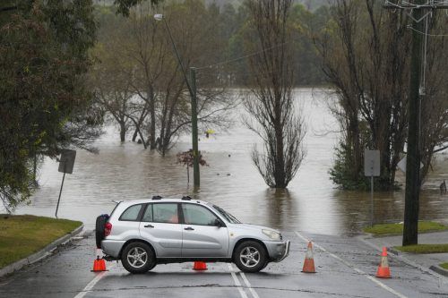 Zahlreiche Straßen standen nach heftigen Regenfällen unter Wasser.  AP