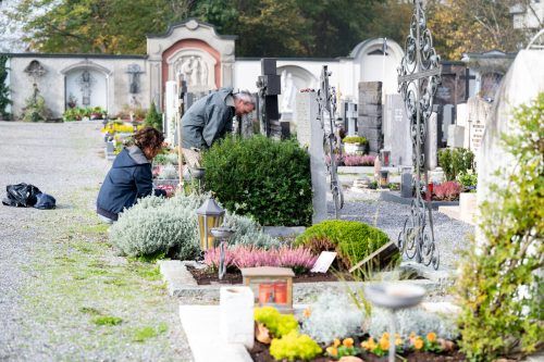 Zu den Gedenktagen werden die Gräber von Angehörigen ganz besonders liebevoll herausgeputzt. VN/serra