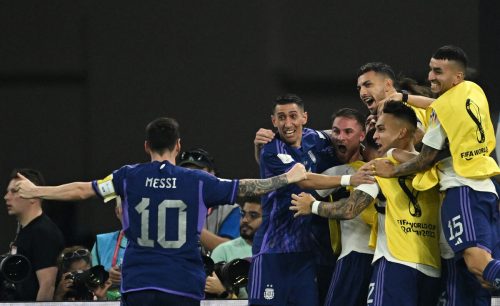 Alexis Mac Allister feiert Argentiniens Führungstreffer mit Angel Di Maria und Lionel Messi. Reuters
