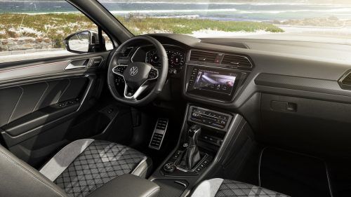Alle aktuellen Technik-Stückeln kann das Cockpit des Wolfsburgers spielen. Stets an Bord sind digitales Kombiinstrument und zentrales Infotainment-Touchdisplay.