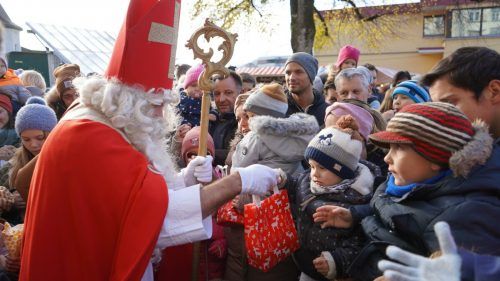 Als der Nikolaus zu Besuch kam, wurde dieser sogleich von einer Schar an Kindern umzingelt. Tay