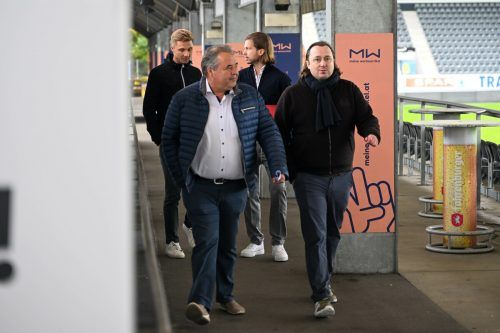 Altachs Präsident Peter Pfanner auf dem Weg zur Pressekonferenz mit seinem neuen Sportchef Georg Festetics (hinten rechts im Gespräch mit Philipp Netzer) und dem neuen Chefscout Wolfgang Meier. gepa