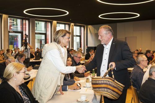 Altpräsident Hubert Hämmerle verschenkte ein Glas Lustenauer Senf. AK