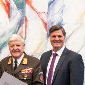 Manfred Morscher erhält Ehrenzeichen
