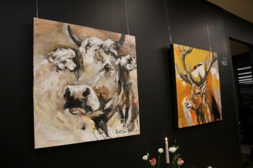Auch das mit dem Raiba Walgau Art Award in Silber ausgezeichnete Kuhporträt in Acryl wird gezeigt. HE