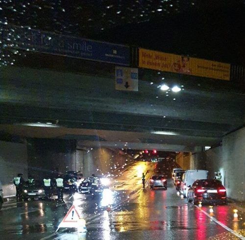 Auch in Dornbirn auf der Stadtstraße wurde kontrolliert. Die Brücke diente den Beamten als Regenschutz. Screenshot