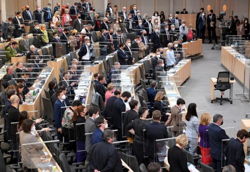 Auch in Zukunft werden die Abgeordneten bei Abstimmungen aufstehen. APA