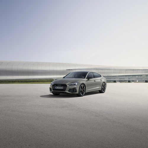 Audi spendiert seinen Mittelklassemodellen einen sportlicheren Auftritt. Auf Wunsch nähern sie sich optisch sogar den RS-Spitzenmodellen an. So sind die neuen „Competition Edition“-Ausstattungspakete mit zahlreichen Design- und Technik-Extras gefüllt. Unter anderem ersetzen schwarzglänzende Karosserie-Zierteile die ansonsten in Chrom ausgeführten Elemente an Kühlergrill, Markenlogo und Lufteinlässen.