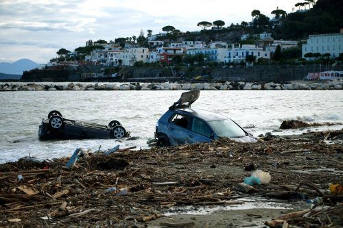 Autos wurden ins Wasser gespült.  AFP