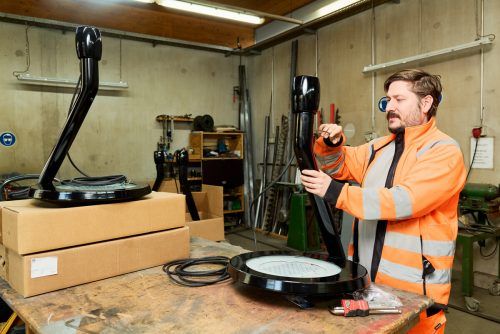 Bauhofelektriker Marcel Stenzel komplettiert LED-Leuchten für die Schillerstraße.  