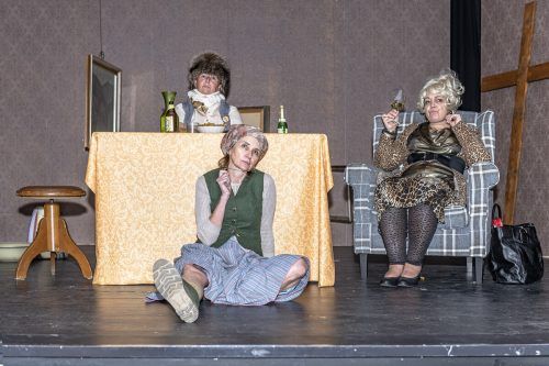 Beatrice Wendt, Isolde Pfefferkorn und Natalie Zuderell stehen bei der diesjährigen treff.theater-Produktion „Die Präsidentinnen“ auf der Bühne. Schlatter