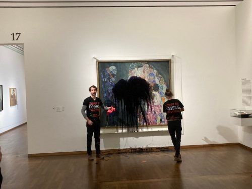 Bei der Aktion wurde das Bild „Tod und Leben“ von 1915 nicht beschädigt, es hing hinter einem Glasschutz. Danach klebte sich einer der Aktivisten an den Rahmen. APA/Letzte Generation