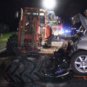 Pkw krachte frontal gegen Traktor