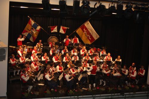 Beim Herbstkonzert spielten über 50 Musikanten gemeinsam im Vinomnasaal auf. Vn/TK