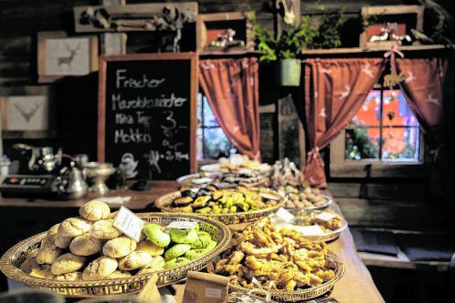 Beim Weihnachtsmarkt im Schlosshotel Kronberg im Taunus findet man jede Menge Köstlichkeiten. Nicola Maxeiner