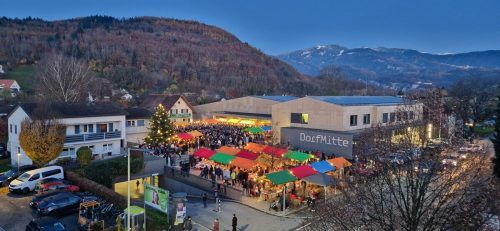 Bereits eine Stunde nach Marktbeginn war der Platz vor der Koblacher DorfMitte gefüllt mit Besuchern.  Gemeinde koblach