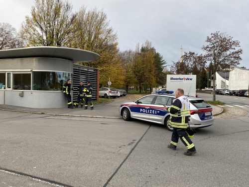Betriebsfeuerwehr und Polizei übernahmen die Absicherung des Betriebsgeländes.