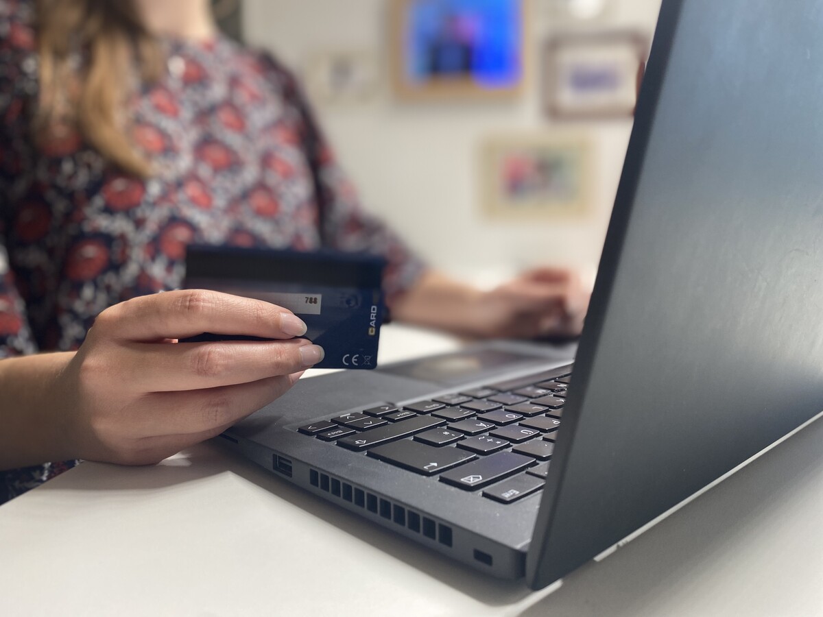 Wer online auf Betrüger hereinfällt, sieht sein Geld meist nicht wieder. ⇒symbol/vn/rau