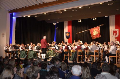 Bühne frei hieß es für die Sonnenberger Harmoniemusik Nüziders und Thiemo Dalpra. DOB