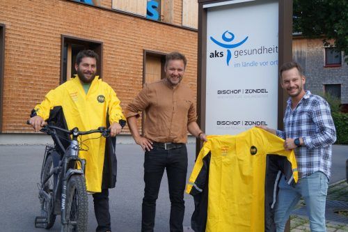Bürgermeister Philipp Fasser überreichte die Regenponchos an Laurin Zündel und Stefan Bischof.