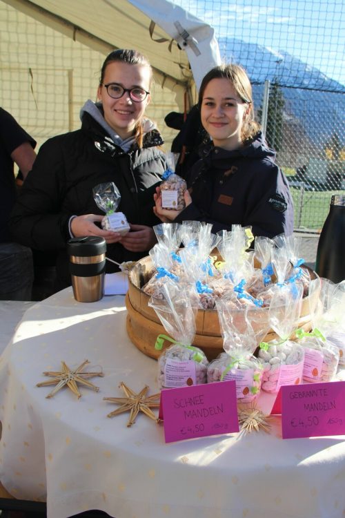 Chiara Kasemann und Linda Bahl boten selbst gemachte Schneekugeln an.  STR