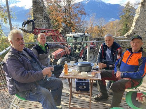 Christian Konzett, Manfred Fischer, Josef Konzett und Waldaufseher Erich Enenkel gönnten sich nach getaner Arbeit einen stärkenden Imbiss. Hab