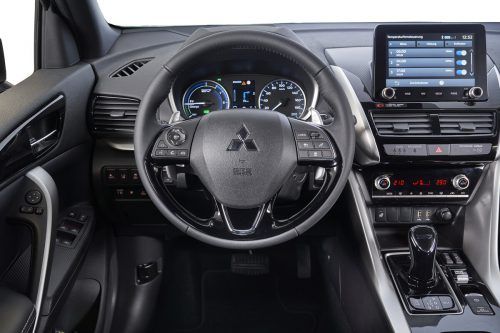 Cockpit: praktisch eingerichtet, logisch bedienbar, digital und analog.