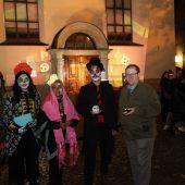 Buntes, fröhliches Fest des Lebens und des Todes