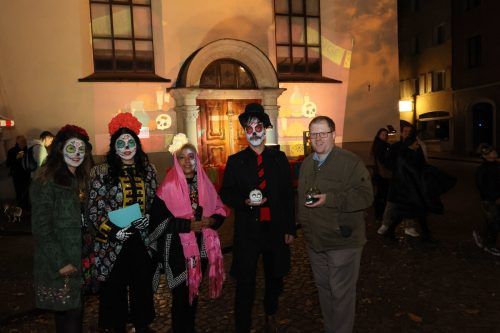 Corinna Peter, Nina Fleisch und Vicky Gonzales mit Christian Schwald und Jugendseelsorger und Dompfarrer Fabian Jochum.
