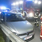Mit Pkw gegen die Leitschiene