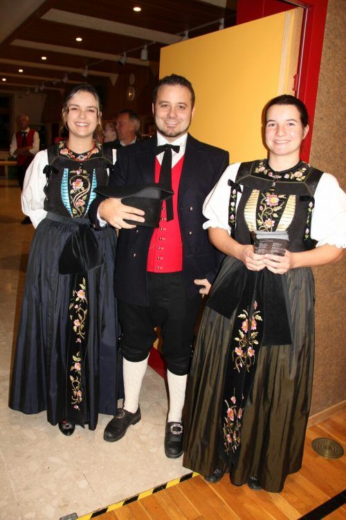 Das Begrüßungskomitee glänzte in der schmucken Montafoner Tracht. STR