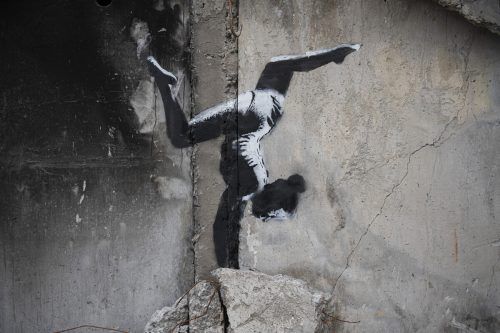 Das Bild, das auf Instagram veröffentlicht wurde, zeigt auf der grauen Wand eines zerstörten Hauses ein Mädchen, das scheinbar auf Trümmern einen Handstand macht. ap, reuters
