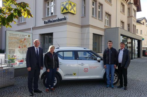 Das Pflegeteam des Krankenpflegevereins Außermontafon hat ein neues Dienstauto bekommen, gesponsert von der Raiba Bludenz-Montafon. Krankenpflegeverein