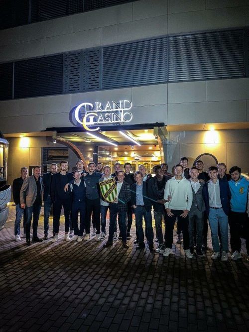Das Team von Austria Lustenau vor dem Grand Casino Liechtenstein. SCA