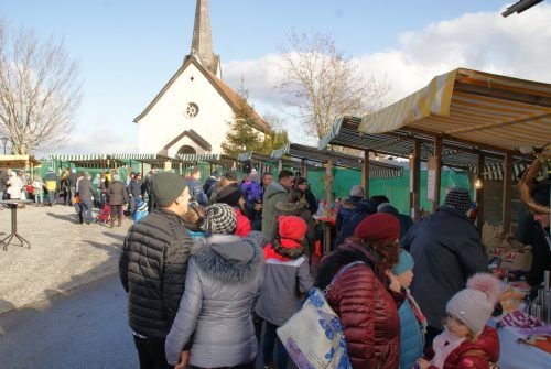 Der Bucher Dorfplatz avanciert zum vorweihnachtlichen Treffpunkt. mst