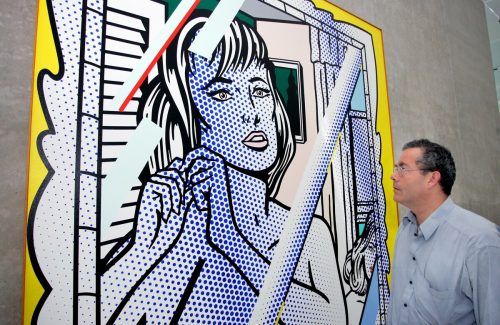Der damalige Kurator Rudolf Sagmeister bei der Ausstelungseröffnung der Roy-Lichtenstein-Schau im KUB vor dem Werk „Nudes in Mirror“, das später beschädigt wurde. VN