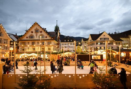 Der Eislaufplatz am Christkindlemarkt besteht heuer zum ersten Mal nicht aus Eis, sondern aus Kunststoffplatten. Stadt