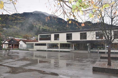 Der Kindergarten (l.) und die Volksschule werden abgerissen und neu gebaut. In welcher Reihenfolge, ist noch unklar. Hab