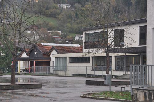 Der Kindergarten und die Volksschule werden abgerissen und neu gebaut.  HAB