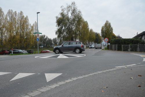 Der neue Mini-Kreisel am Wiesenrain soll den Durchzugsverkehr entschleunigen.