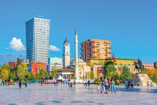 Der Skanderbeg Platz lädt zum Flanieren, Feiern und für Kinderauch zum Spielen ein. Shutterstock (6)