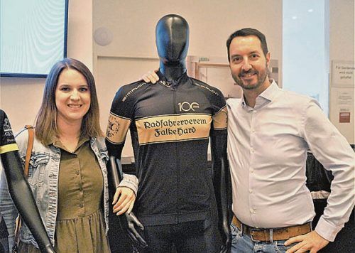 Der Sportreferent der Gemeinde, Sanel Dedic, mit Karin Zehetner.