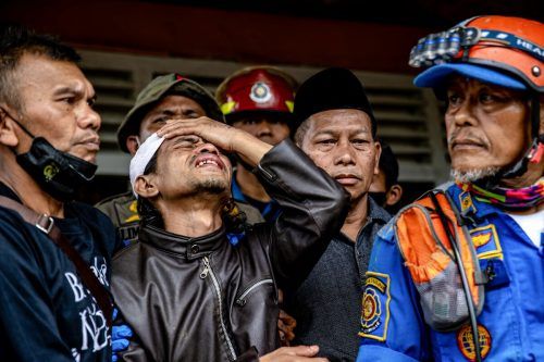 Der Vater eines siebenjährigen indonesischen Mädchens ist fassungslos, nachdem Rettungskräfte sie im Dorf Cugenang in Cianjur in West-Java tot unter den Trümmern gefunden haben. AFP