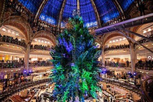 Der Weihnachtsbaum ist in den Galeries Lafayette in Paris während der Eröffnungsfeier der traditionellen Weihnachtsfenster bunt illuminiert. AFP