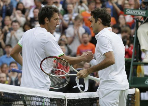Der wohl größte Moment im Tennisleben von Sergiy Stakhovsky: 2013 besiegt der Ukrainer Roger Federer in der zweiten Runde von Wimbledon. reuters
