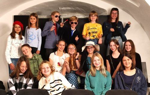 Die 16 Jungschauspieler der Saumarkt-TheaterKinder studieren unter der Organisation von Lilly Melchhammer zwei Mal im Jahr ein neues Stück ein.  Melchhammer