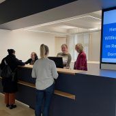 Dornbirner Rathaus mit neuer Infothek im Eingangsbereich