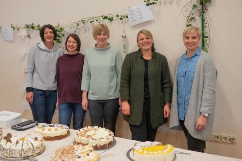 Die Auer Aktiv Frauen verwöhnten ihre Gäste mit köstlichen Torten und Kuchen. mam/4